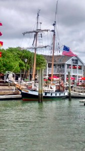 Goélette traditionnelle tout équipée pour la bataille des corsaires.